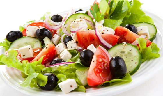 Греческий, или «деревенский» салат делается с оливками и фетой