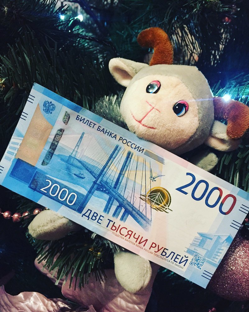 В банки новенькие купюры поступили перед Новым годом, поэтому они стали хорошим вариантом для подарков ynews, деньги, магазины, новые деньги, продавцы, россия, рубли