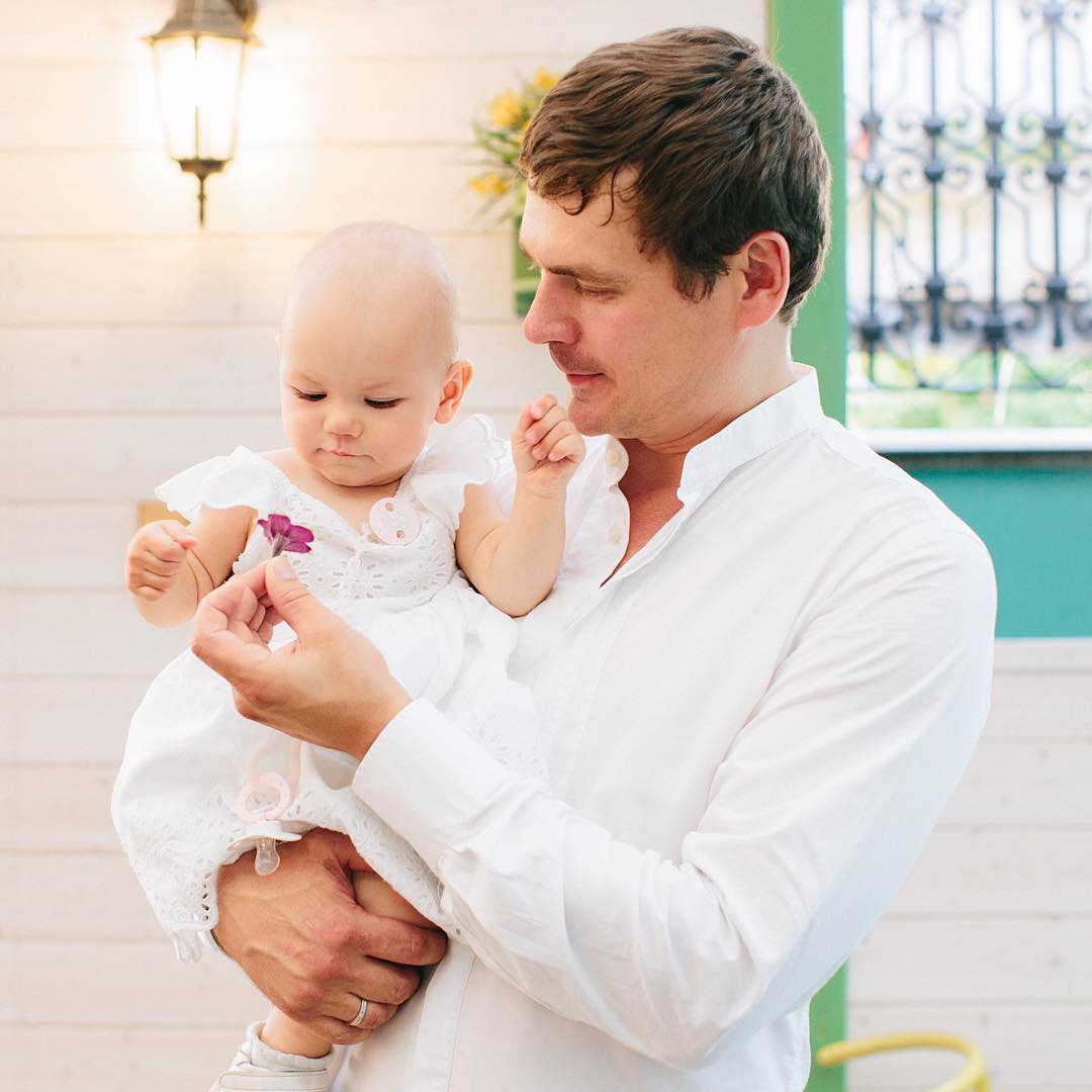 Александр Пашков вывел в свет необыкновенной красоты супругу, которую раньше не показывал никому