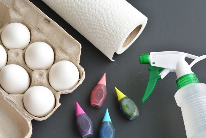Пищевой краситель,бумажное полотенце,немного усердия,получите пасхальные яйца которых ни у кого нет.