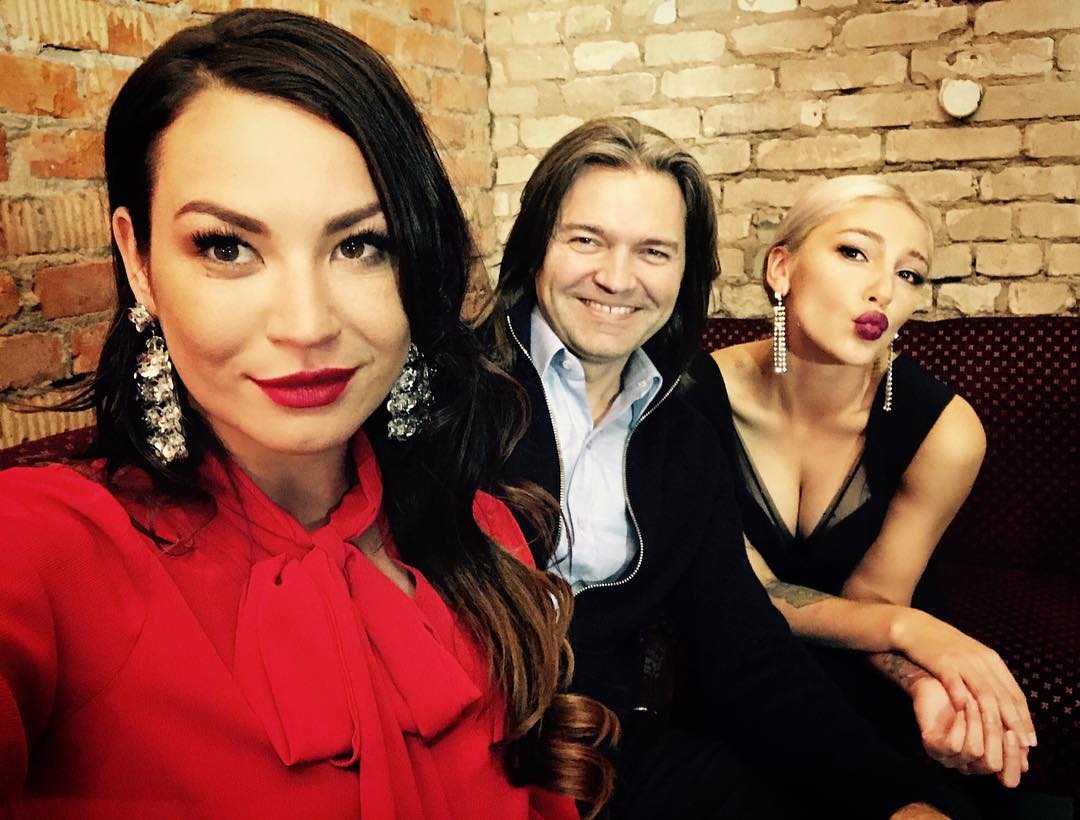 В сеть попало видео, на котором новоявленный отец Дмитрий Маликов отдыхает в обществе полуголых девиц