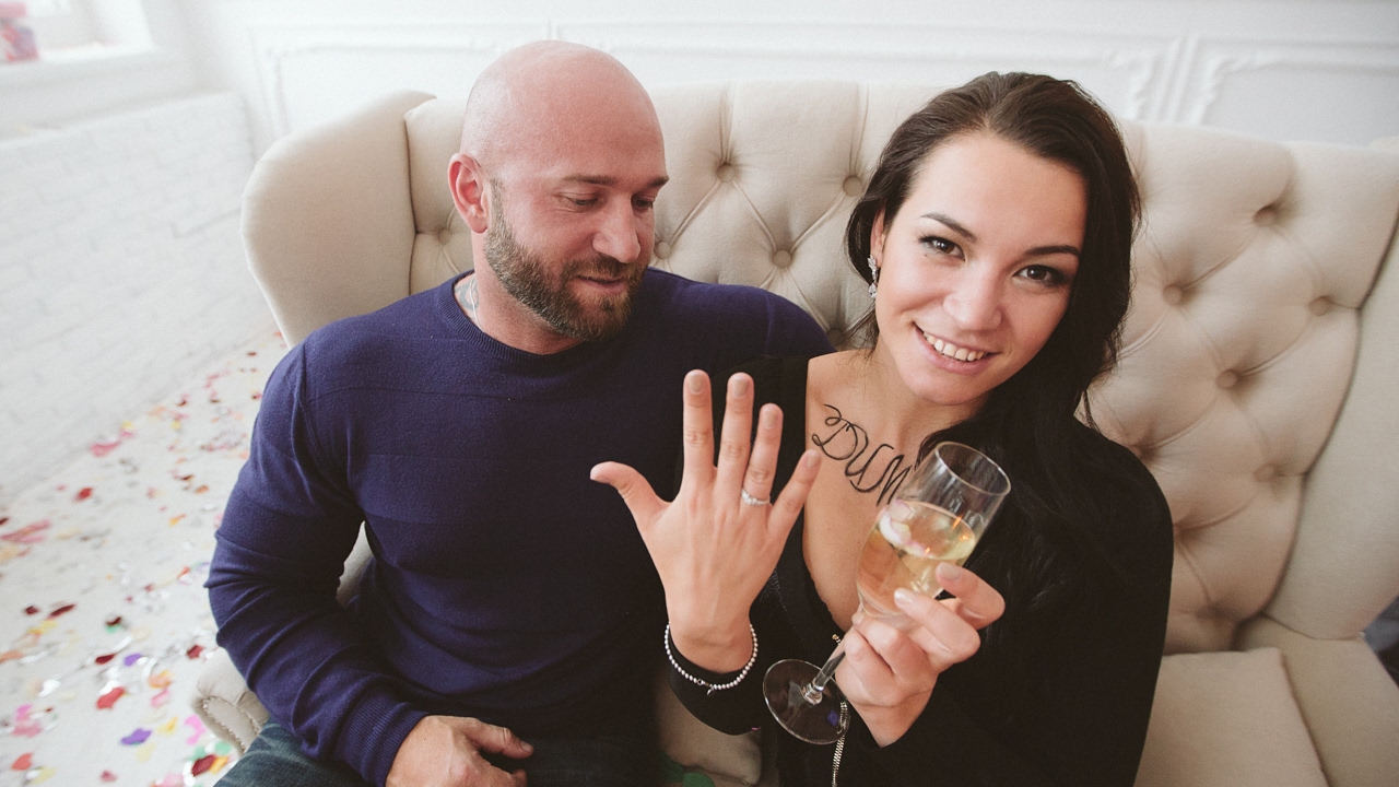 В сеть попало видео, на котором новоявленный отец Дмитрий Маликов отдыхает в обществе полуголых девиц